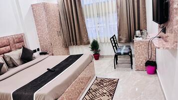 Basic Suite | Memory-foam beds, desk, free WiFi, bed sheets