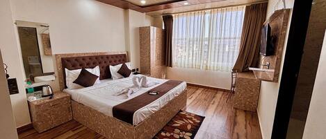 2 bedrooms, memory foam beds, desk, free WiFi