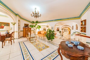 Smart TV, chimenea, reproductor de DVD y estéreo 