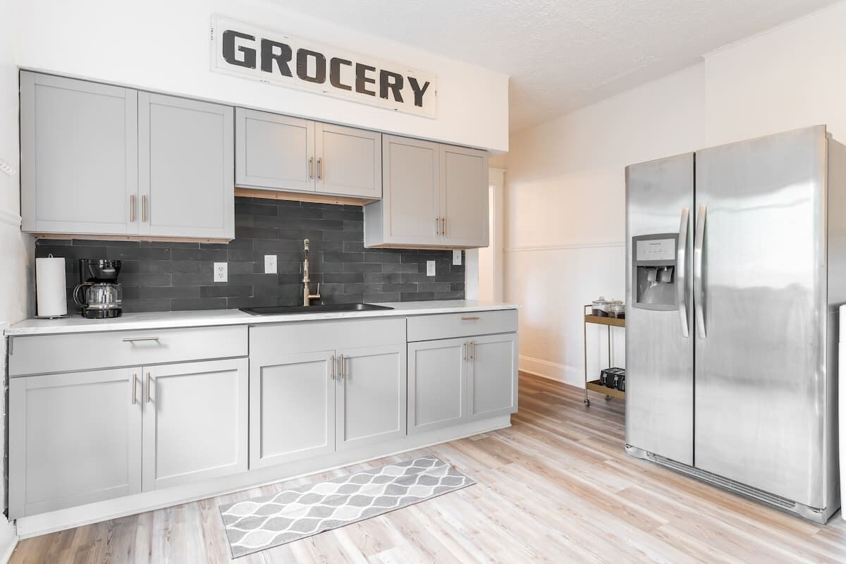 Kjøleskap, mikrobølgeovn, ovn og kokeplater