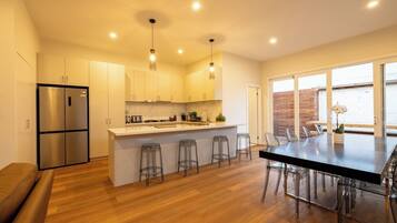 Geladeira, micro-ondas, fogão, cooktop