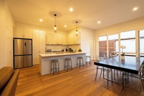 Fridge, microwave, oven, stovetop - Altam House - Ballarat Central (Ballarat Central)