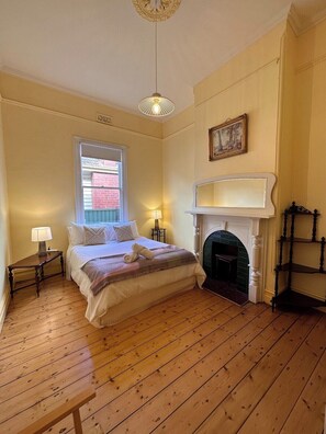 4 bedrooms, iron/ironing board, WiFi, bed sheets - Altam House - Ballarat Central (Ballarat Central)