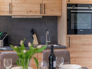 Fridge, oven, stovetop, dishwasher