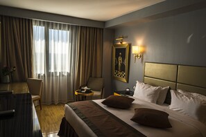 Deluxe kamer, 1 twee- of 2 eenpersoonsbedden | Een kluis op de kamer, individueel gedecoreerd, individueel gemeubileerd