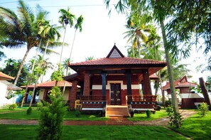 Deluxe Cottage | Down duvets, individually decorated, individually furnished - The Lake Resort by Maat Hotels (Kuttanad Taluk)