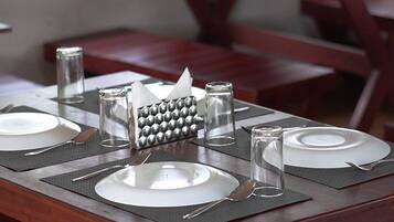 Bữa sáng đặc sản địa phương hàng ngày (250 INR/mỗi người)