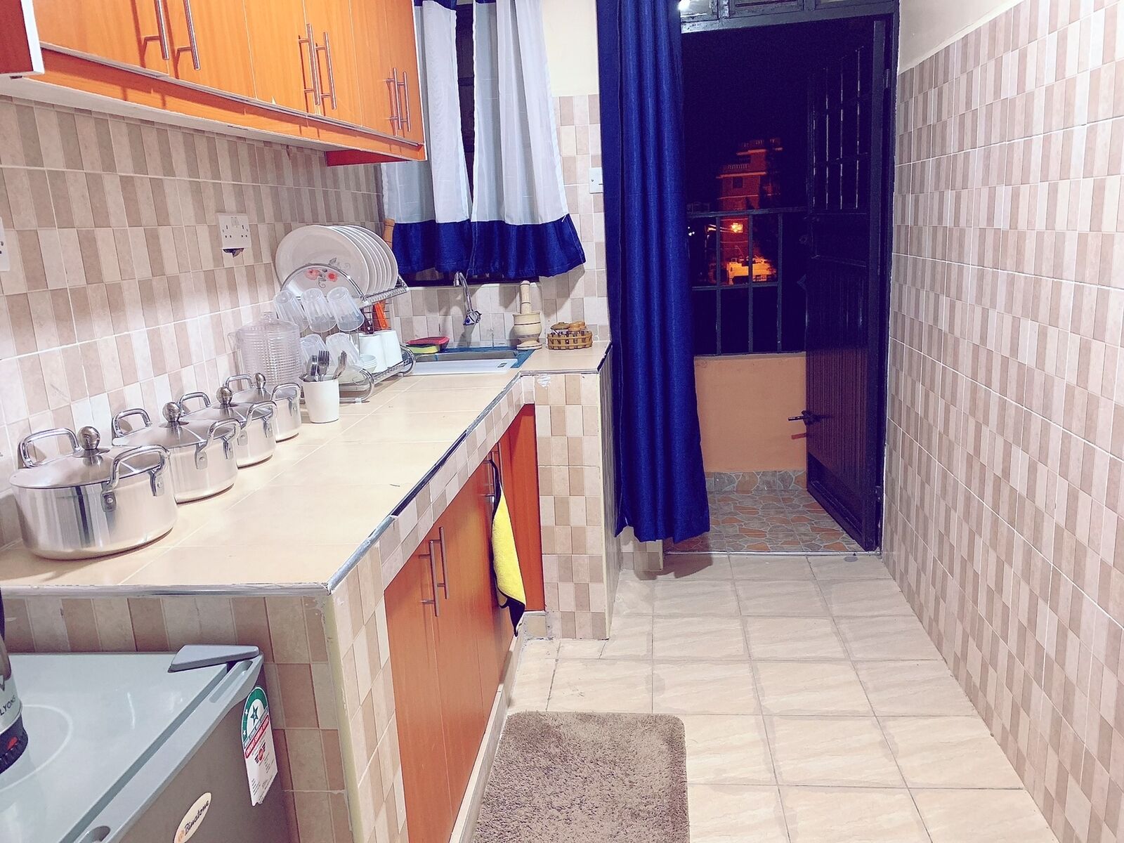 Business Apartment | Private kitchen | Fridge, microwave, cookware/dishes/utensils