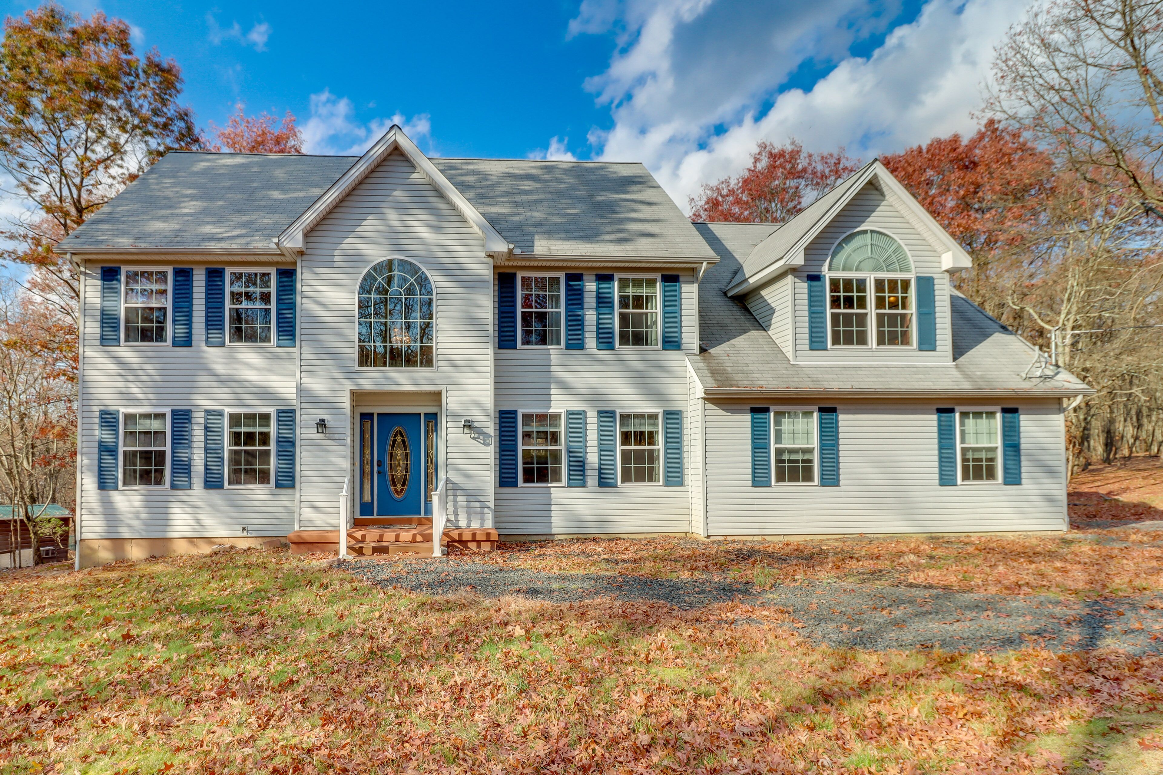 Spacious Poconos Home ~ 12 Mi to Camelback Resort!