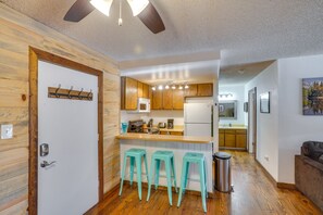Réfrigérateur, micro-ondes, plaque de cuisson, lave-vaisselle