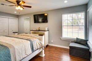 3 bedrooms, iron/ironing board, Internet, bed sheets - Lake Charles Home w/ Gas Grill & Fenced-In Yard! (Lake Charles)