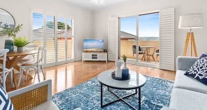 Bright 2-Bed Unit with Parking by the Beach