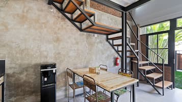 Refrigerador, placa de cocina, tostadora, utensilios de cocina