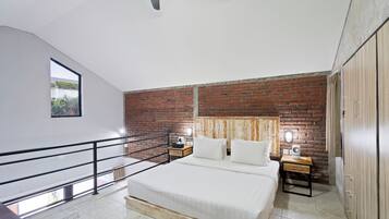 1 habitación, decoración personalizada, muebles diferentes y escritorio
