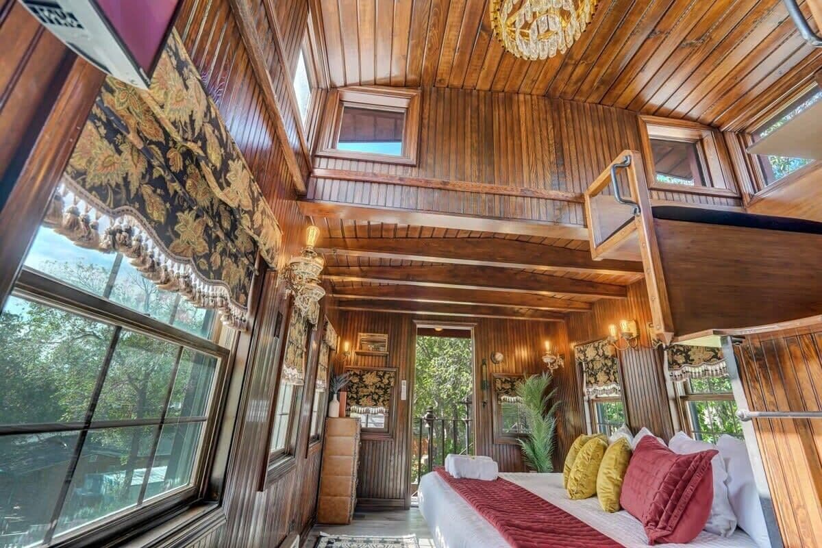 1 habitación, escritorio, tabla de planchar con plancha y cuna de viaje 