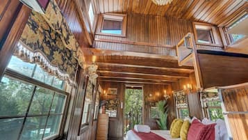 1 habitación, escritorio, tabla de planchar con plancha y cuna de viaje