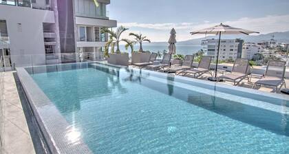 Mina 202: Golden Zone 2BR - 1 Block to Beach