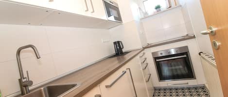 Fridge, microwave, stovetop, dishwasher