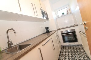 Geladeira, micro-ondas, cooktop, lava-louças