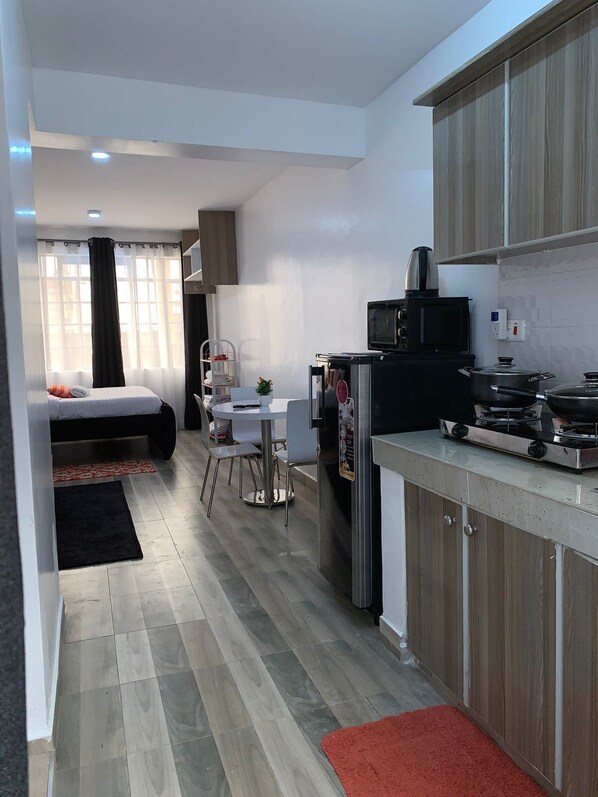 Design Studio | Private kitchen | Fridge, microwave, cookware/dishes/utensils