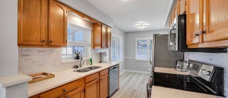 雪櫃、微波爐、焗爐、爐具