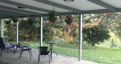 Noosa Hinterland home close to Lake Cootharaba. Weekly discounts! Horse friendly