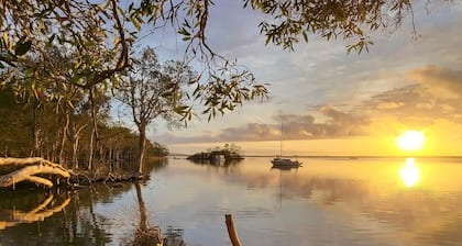 Noosa Hinterland home close to Lake Cootharaba. Weekly discounts! Horse friendly