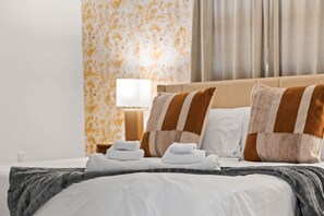 4 bedrooms, iron/ironing board, WiFi, bed sheets - Waterfront with Heated Pool, PuttPutt, Fire Pit (Seminole)