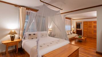 Un dormitorio con cama a dosel, muebles de madera y vista a la ciudad a través de la ventana.