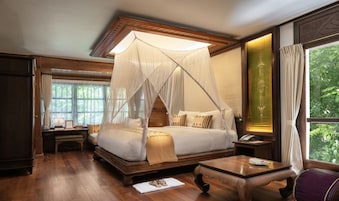 Governor's Room | Minibar, in-room safe, desk, laptop workspace