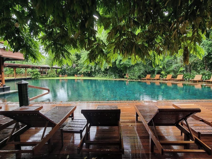Una piscina al aire libre