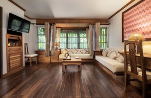 Deluxe Twin Room | Minibar, in-room safe, desk, laptop workspace