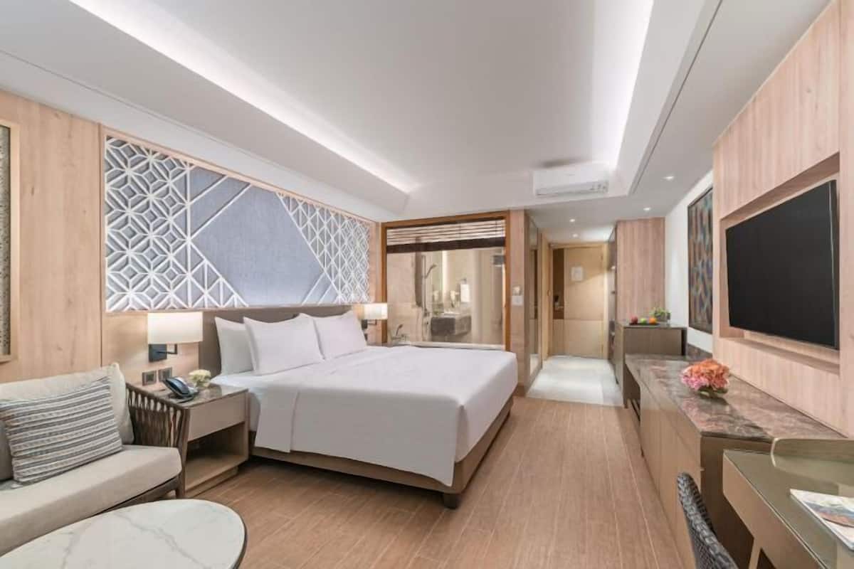 Premium bedding, minibar, desk, bed sheets