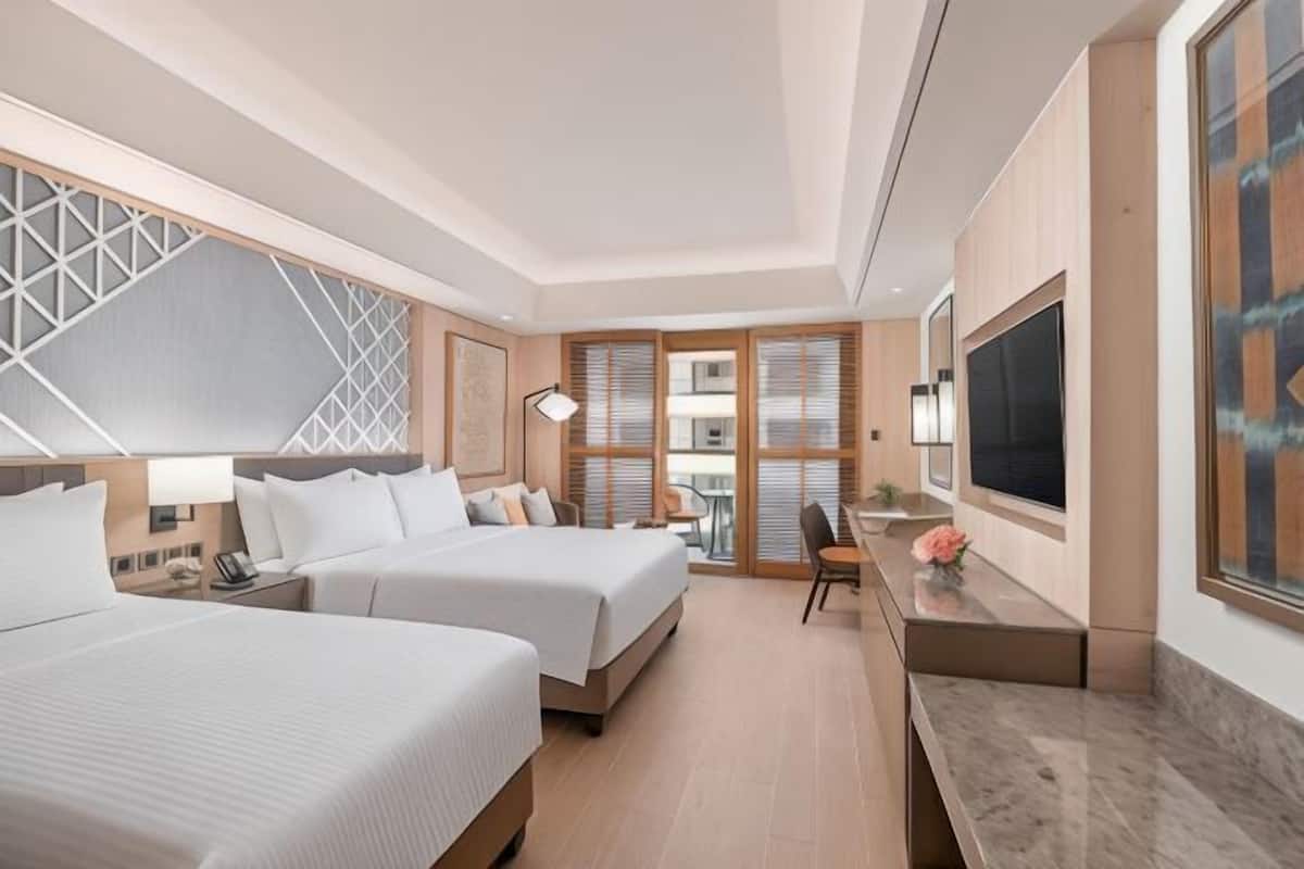 Premium bedding, minibar, desk, bed sheets