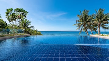 3 piscines extérieures