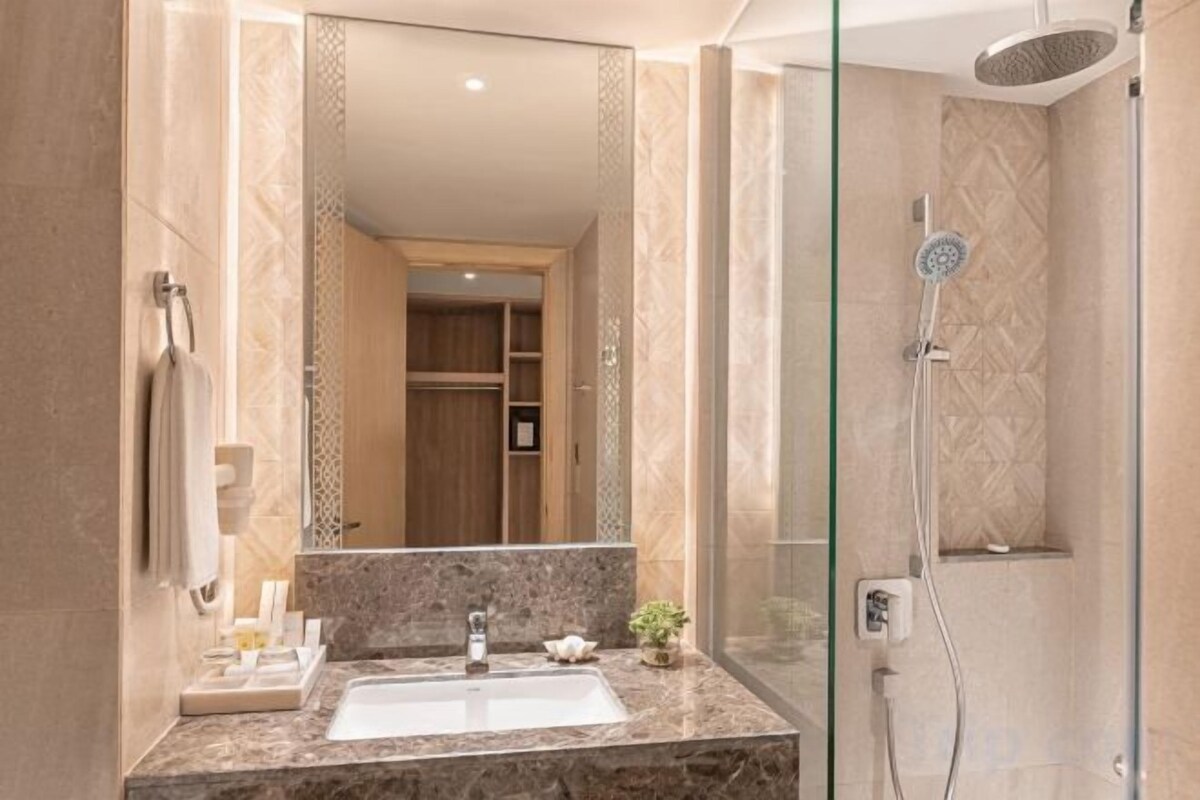 Badkamer | Een haardroger, een bidet, handdoeken