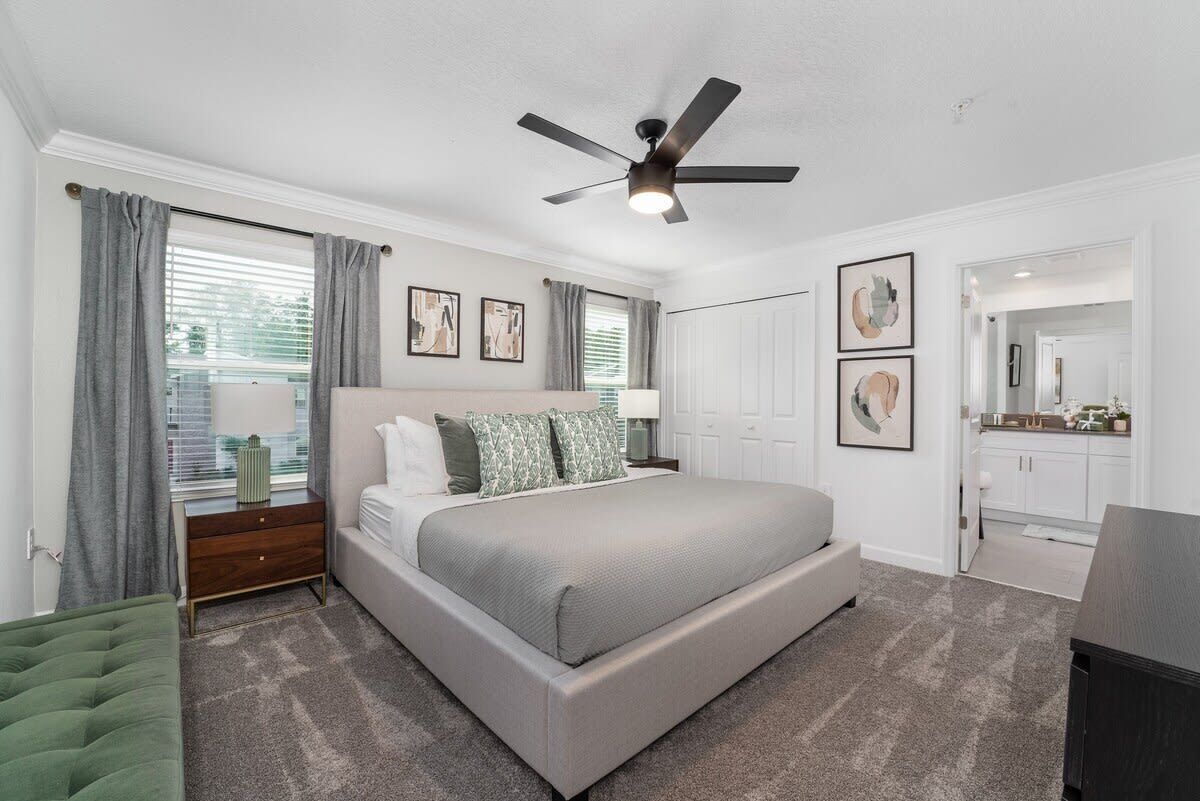 4 soverom, skrivebord, strykejern/-brett og reiseseng for barn