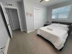 4 bedrooms, desk, iron/ironing board, travel cot - New! Sun-Soaked-Stunning Backyard Clearwater Oasis
(Clearwater)