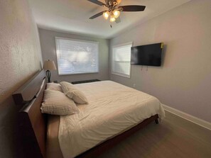 4 habitaciones, escritorio y tabla de planchar con plancha 