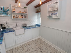 Cottage | Private kitchen | Fridge, electric kettle, toaster, cookware/dishes/utensils - Cobwebs Corner (Porthcawl)