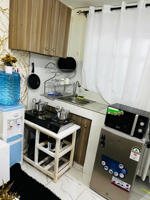 Luxury Studio | Private kitchen | Fridge, microwave, cookware/dishes/utensils - Lux Suites L&N Apartments Utawala (Nairobi)