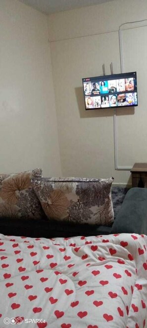 Classic Studio | Living area | 24-inch Smart TV with digital channels - Lux Suites L&N Apartments Utawala (Nairobi)