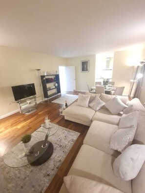 Living area - Ravishing Riverside 2-bed Rental in Canary Wharf (London)