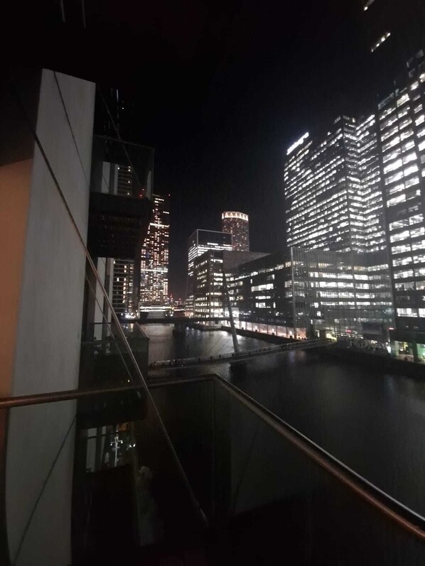 Property grounds - Ravishing Riverside 2-bed Rental in Canary Wharf (London)