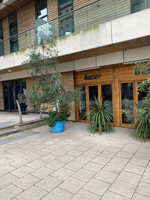 Exterior - Ravishing Riverside 2-bed Rental in Canary Wharf (London)