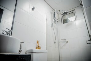 Haartrockner, Bidet, Handtücher, Toilettenpapier
