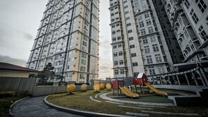 Un immeuble résidentiel de grande hauteur doté de nombreux balcons et de climatiseurs.