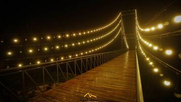 Un pont en bois illuminé de guirlandes lumineuses.
