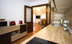 Kylskåp, mikrovågsugn, ugn och spishäll