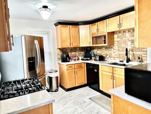 Kylskåp, mikrovågsugn, ugn och spishäll